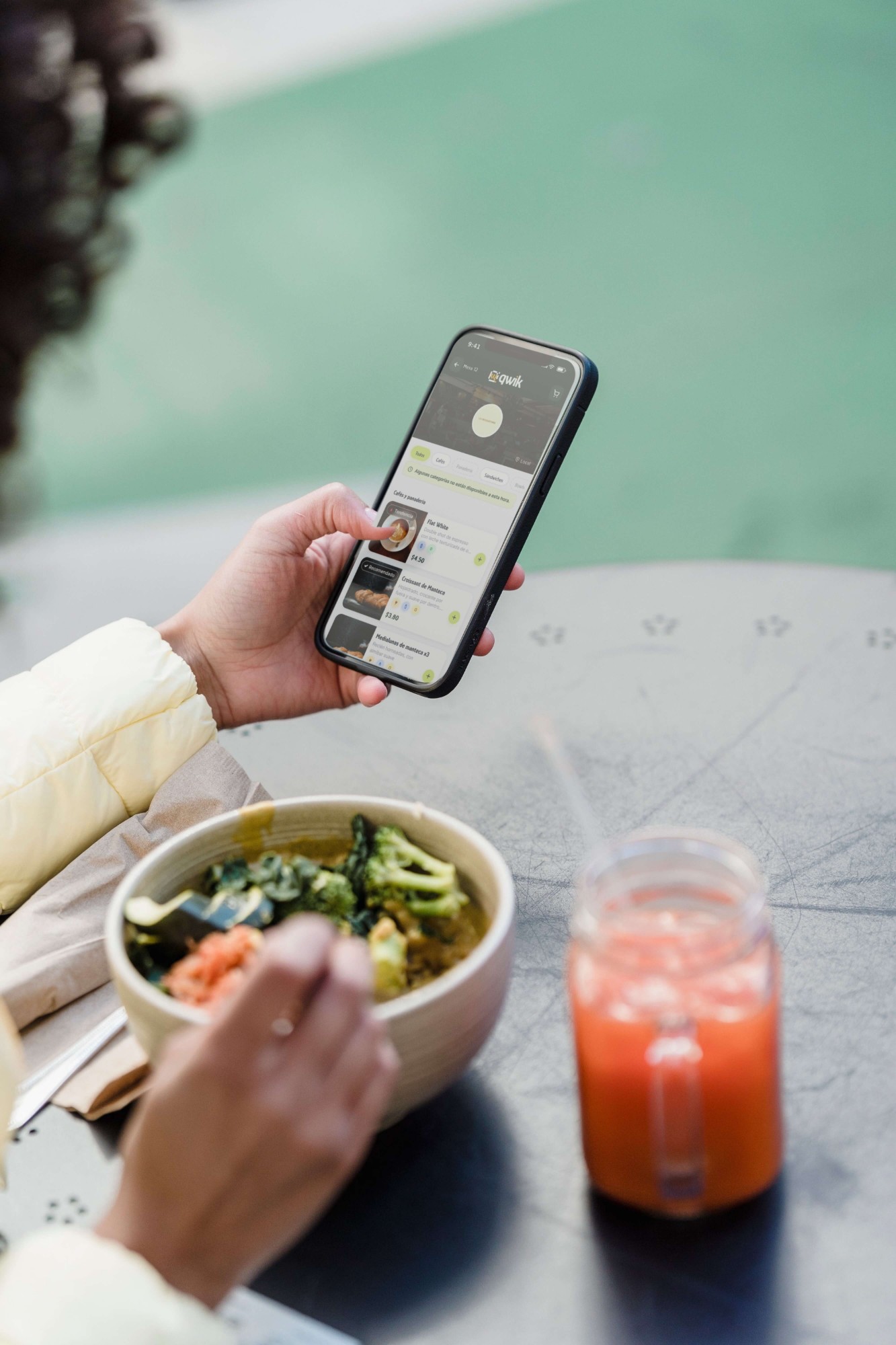 Menú de qwik abierto en el celular en la mesa