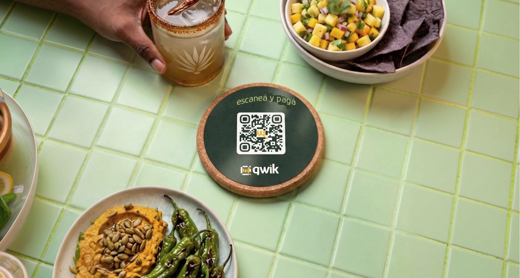Posavasos de qwik con QR en una mesa