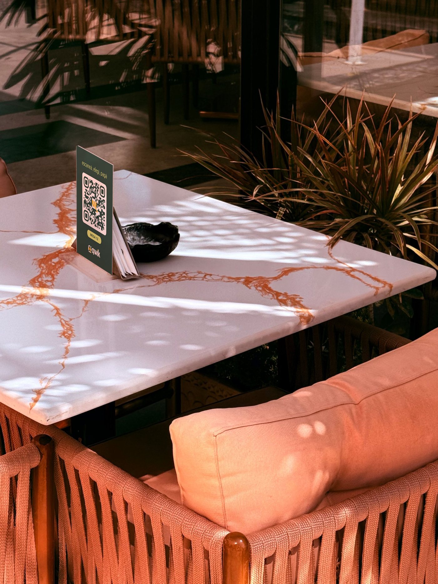 Display de qwik con el QR en la mesa de una terraza